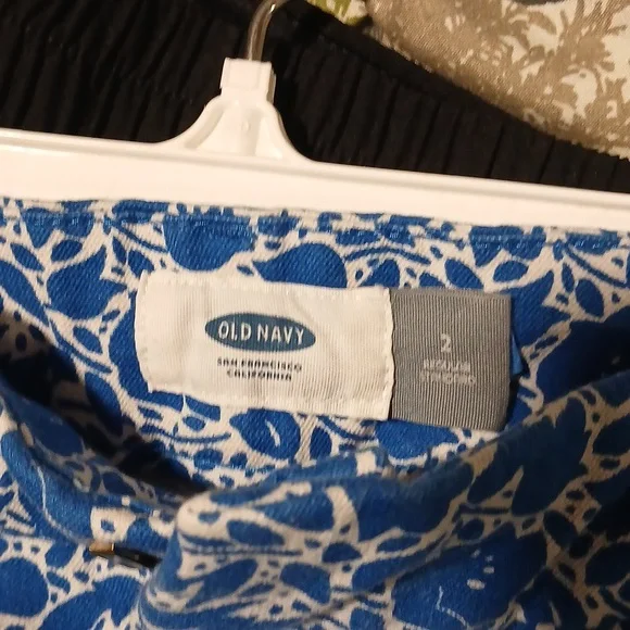 Old Navy Blue Floral Chino Bermuda Shorts - Women’s Size 2 Regular - Picture 8 of 12